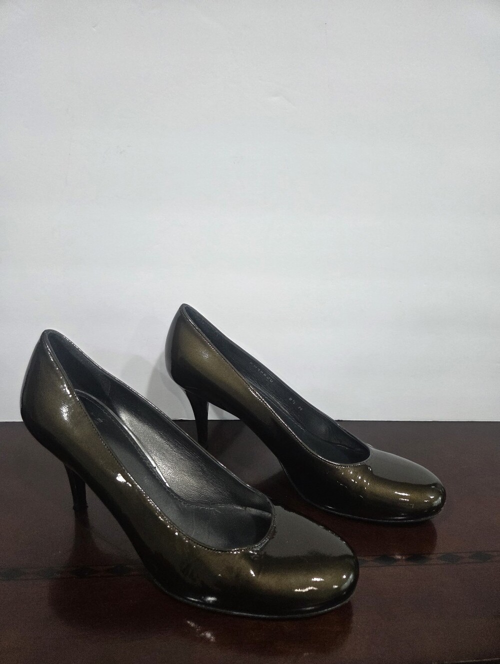 Stuart Weitzman Classic Women's Patent Round-Toe Pumps in Olive Green Sz.8.5